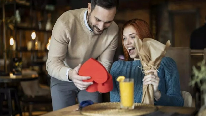 الرجل أو المرأة.. من يقع في الحب بشكل أسرع؟