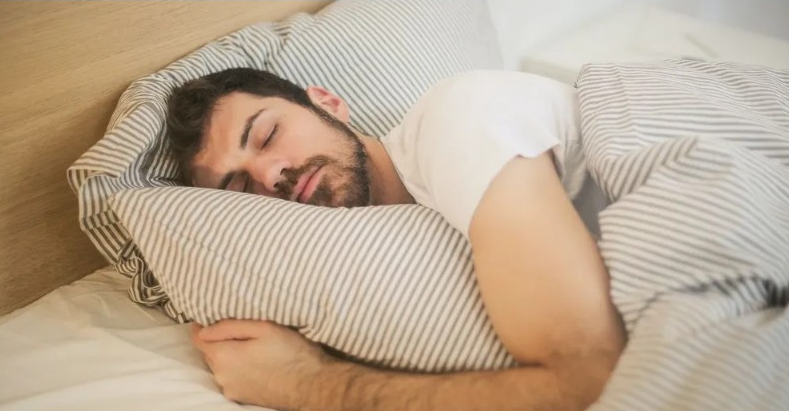 ثمرة واحدة قبل النوم تُحسّن جودة نومك بشكل ملحوظ
