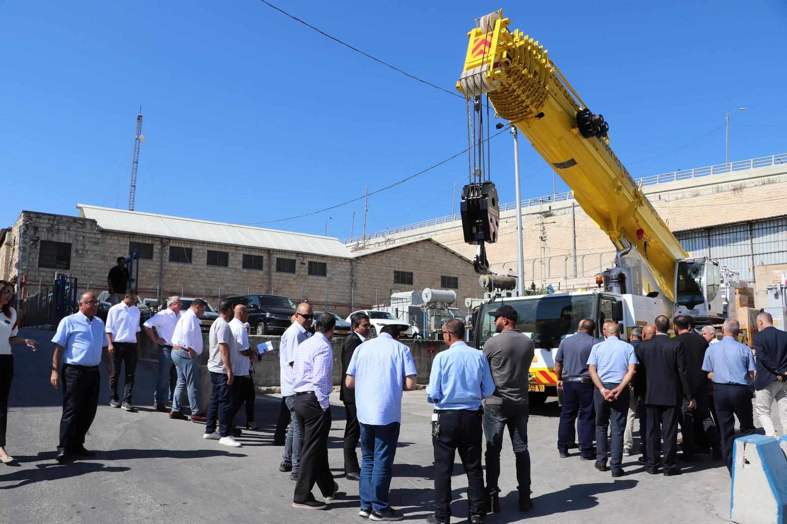 كهرباء القدس تستلم "رافعة " جديدة قادرة على حمل 230 طناً من شركة ليبر الألمانية
