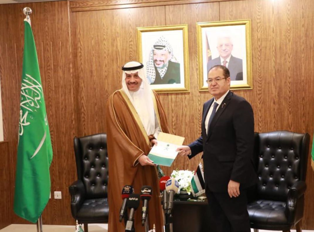 يديعوت أحرونوت: تعيين سفير سعودي لدى السلطة خطوة تاريخية
