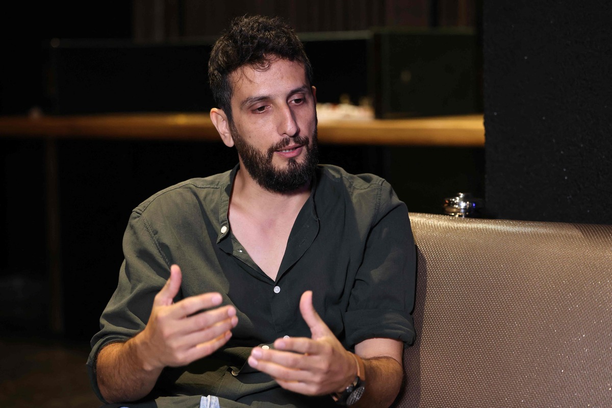الفلسطيني فرج سليمان يجذب جمهوراً عربياً بأغنيات عن يوميات "أي انسان في العالم"
