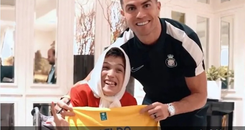  لفتة إنسانية من رونالدو لرسامة إيرانية من أصحاب الهمم
