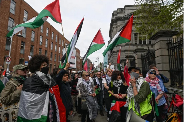 رويترز: أيرلندا ستعلن اليوم اعترافها بدولة فلسطين
