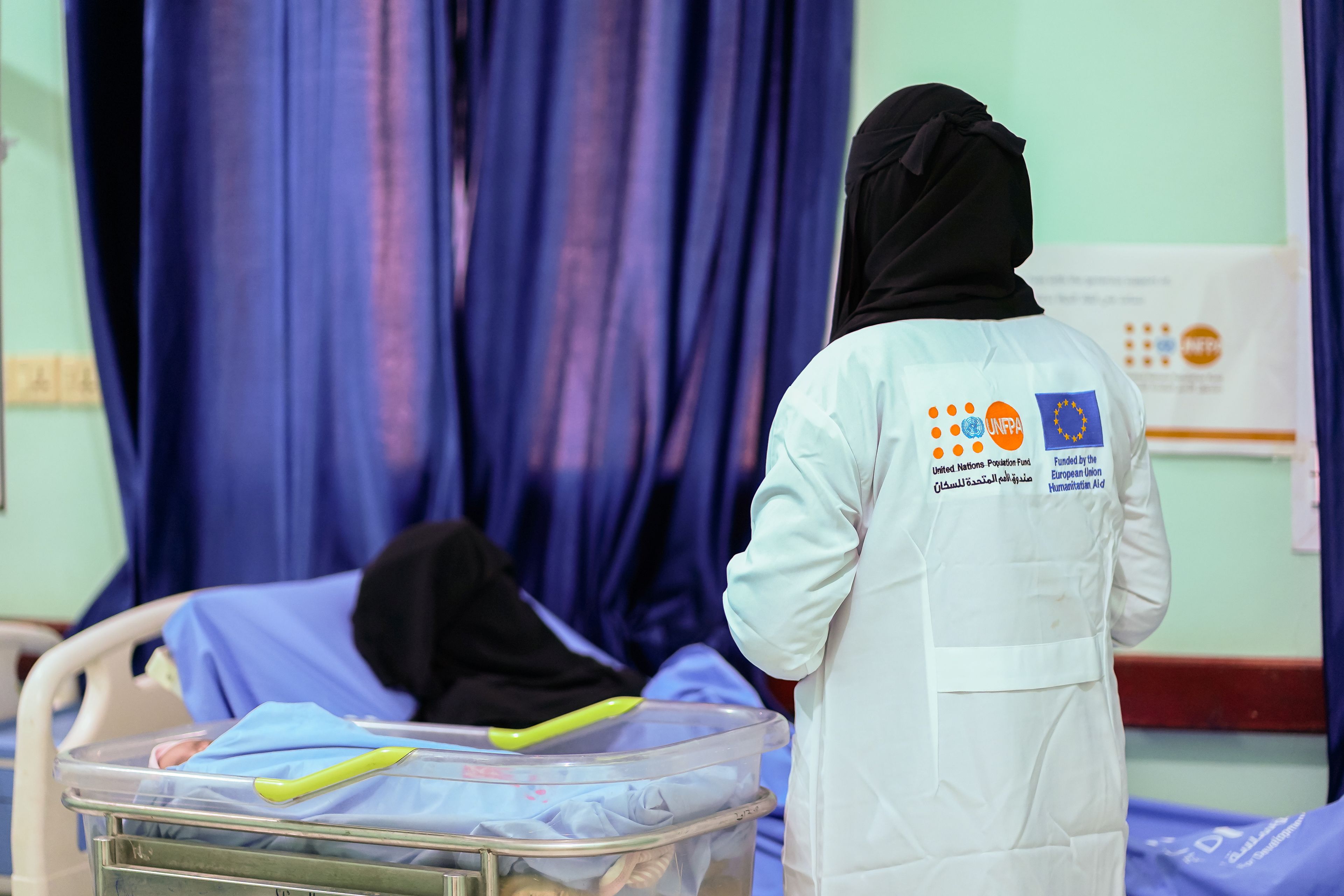 شريان حياة في قلب الأزمة: الاتحاد الأوروبي وصندوق الأمم المتحدة للسكان يقدّمان خدمات صحية وحماية أساسية لنساء وفتيات اليمن