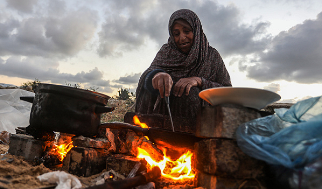 في يوم المرأة العالمي.. 21 ألف أرملة بغزة يحملن عبء الفقد والحياة
