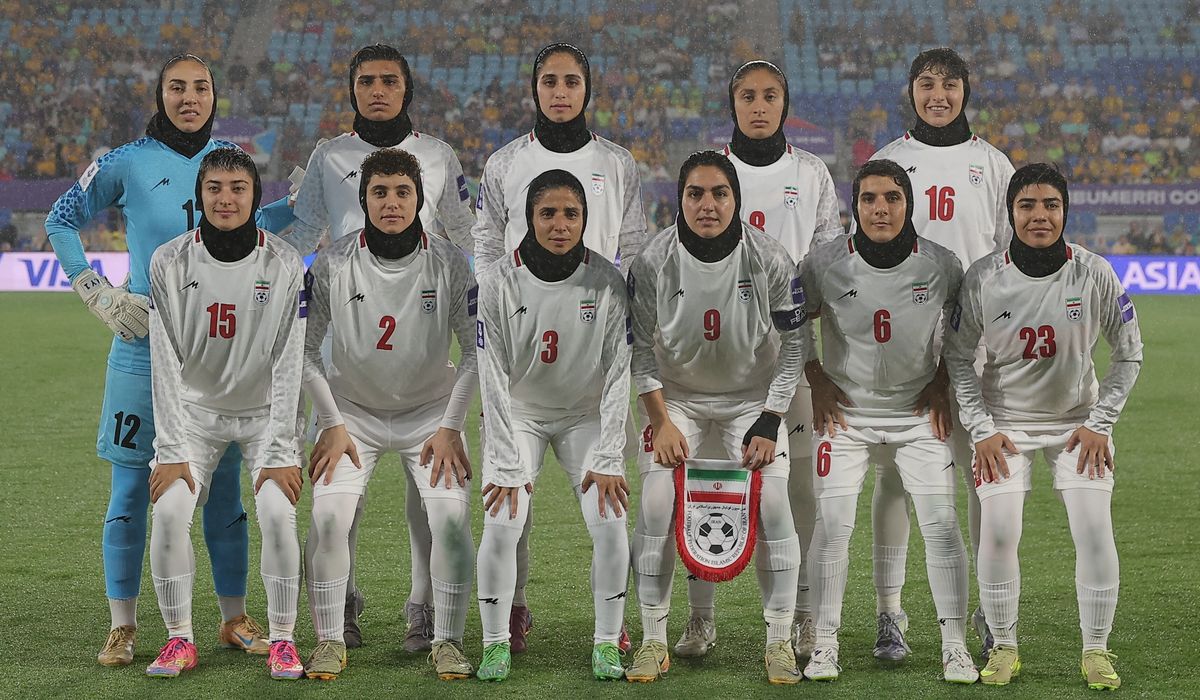 "منتخب نساء إيران في خطر".. هل طلبن النجدة بلغة الإشارة؟
