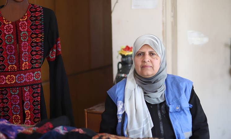 اليوم الدولي للمرأة: سميّة تخيط القوة في غزة من خلال مركز التطريز التابع للأونروا
