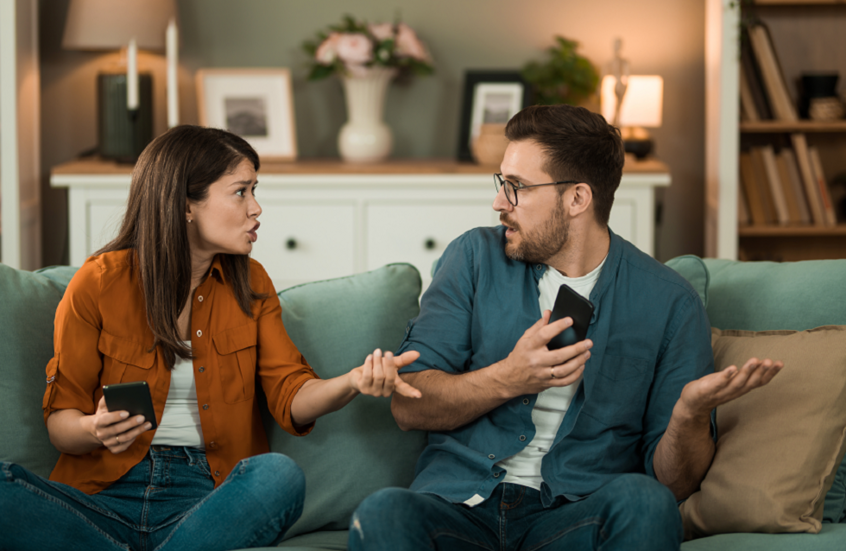 هل يخونك شريكك دون أن تشعر؟.. سلوكيات "بريئة" قد تكون بوابة لخيانة حقيقية
