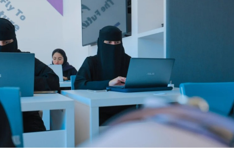 السعودية  الأولى عالميًا في تمكين المرأة بـ"الذكاء الاصطناعي"  ؟
