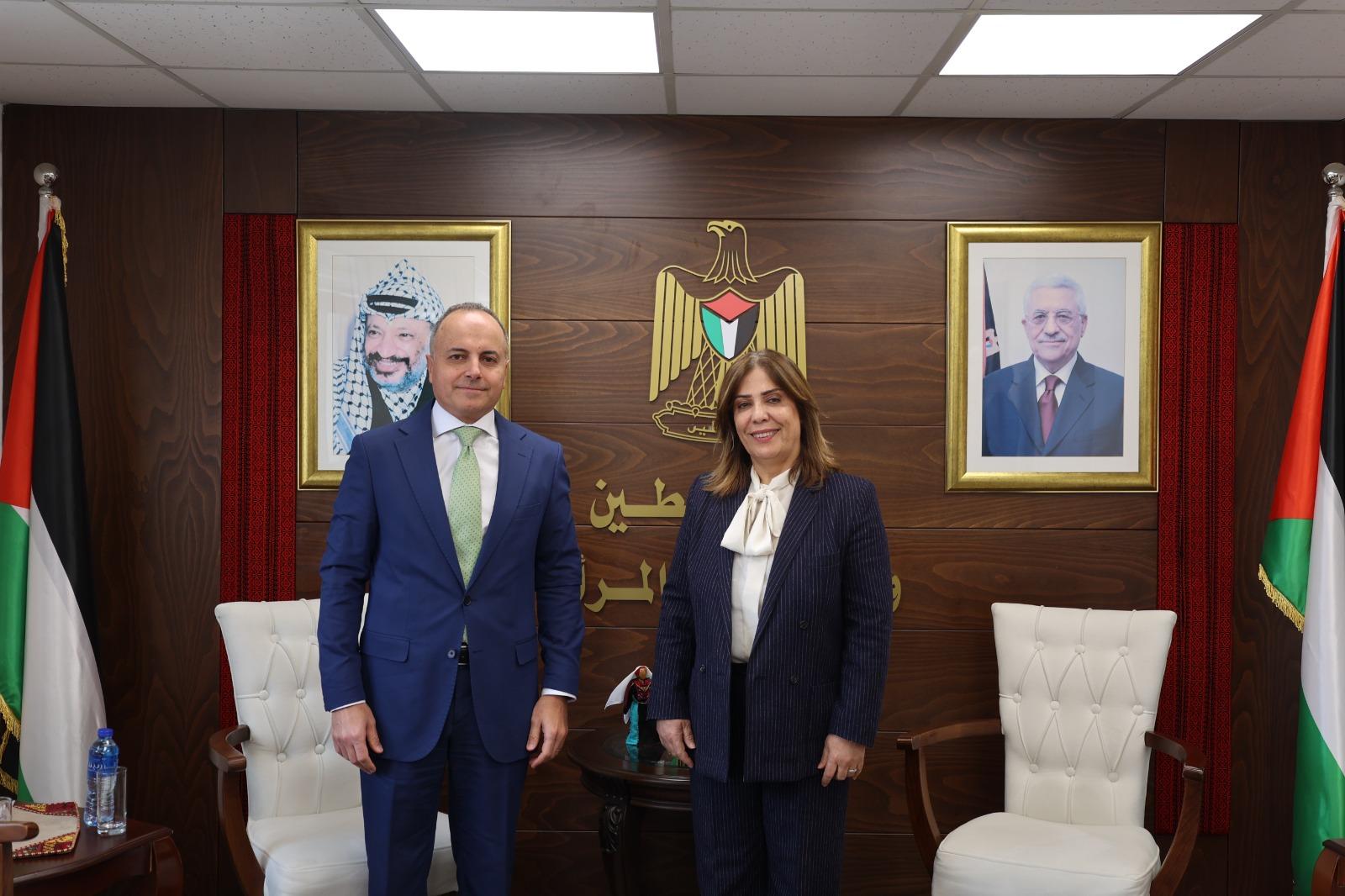 الخليلي تطلع السفير المصري على واقع النساء الفلسطينيات في ظل الأوضاع الراهنة

