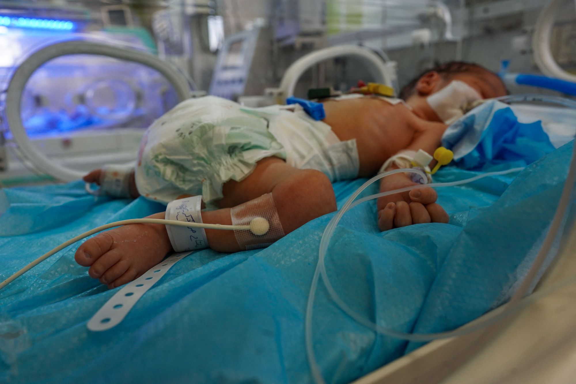 البرد القارس يودي بثلاثة أطفال رضع في قطاع غزة

