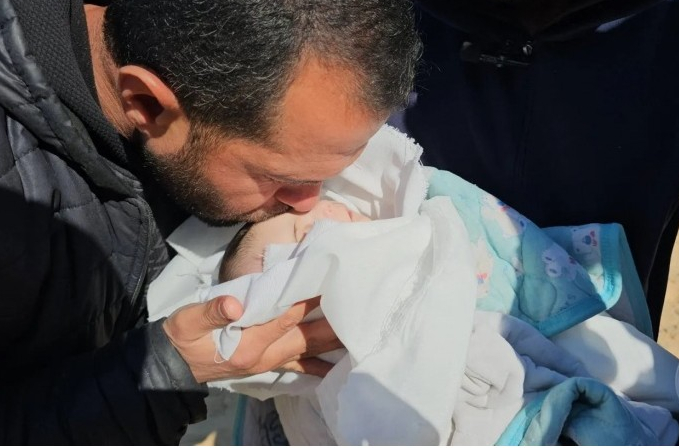 استشهاد رضيعة بحي الشجاعية.. ارتفاع عدد وفيات الأطفال بسبب البرد بغزة لـ 7
