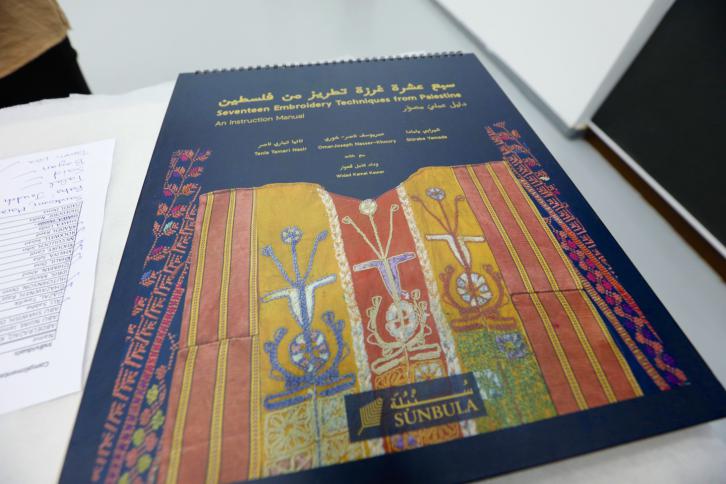 متحف جامعة بيرزيت يطلق كتاب: "سبع عشرة غرزة تطريز من فلسطين-دليل تعليمات"

