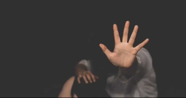 جريمة بشعة في مصر.. عذب ابنته 4 ساعات حتى الموت
