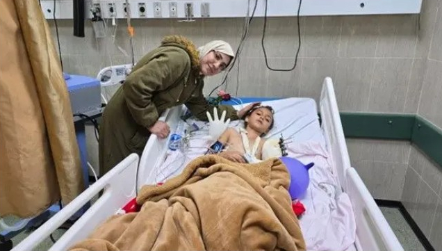 جراح عراقي يعيد وصل يد طفلة غزاوية بعد بترها وفقدانها تحت الركام
