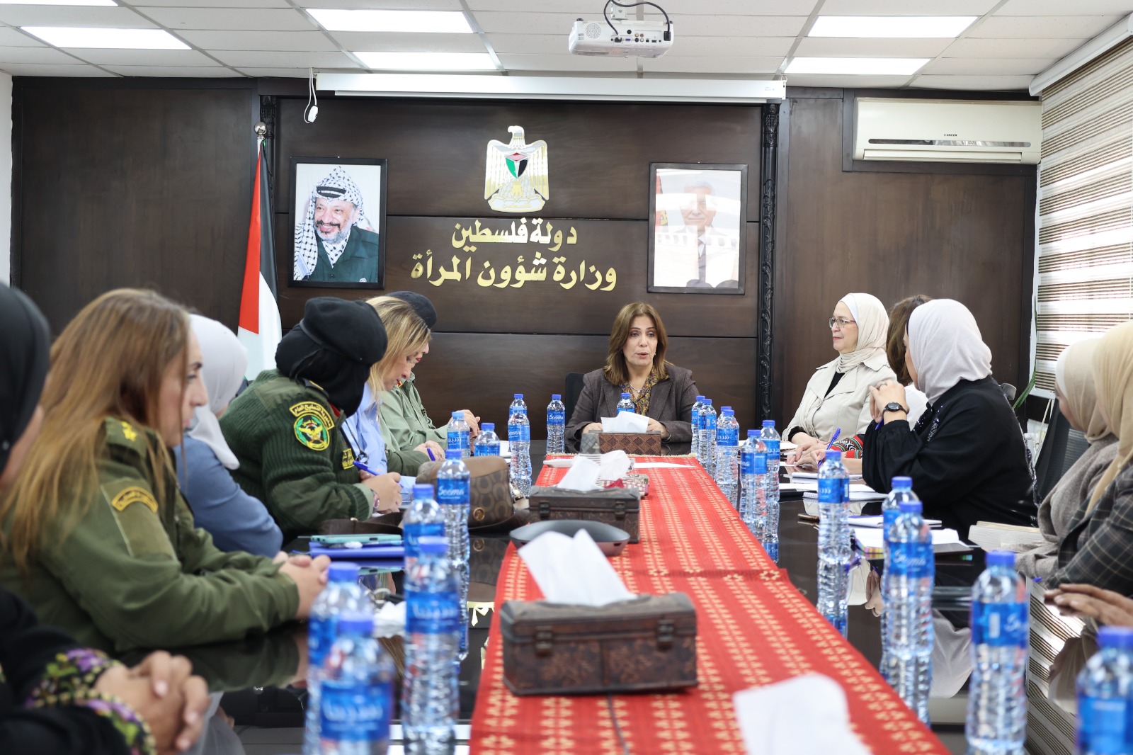 وزيرة شؤون المرأة تلتقي اللجنة الاستشارية لوحدات النوع الاجتماعي في القطاع الأمني

