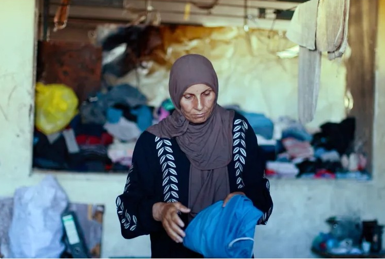 الغزاوية أم محمد: أبنائي يواجهون موتا بطيئا جراء الحصار

