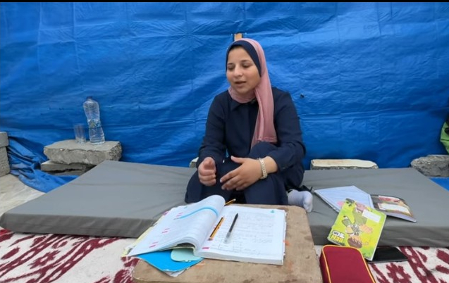 فيديو| من خيمة فوق أنقاض منزلها تواصل سارة تعلّمها
