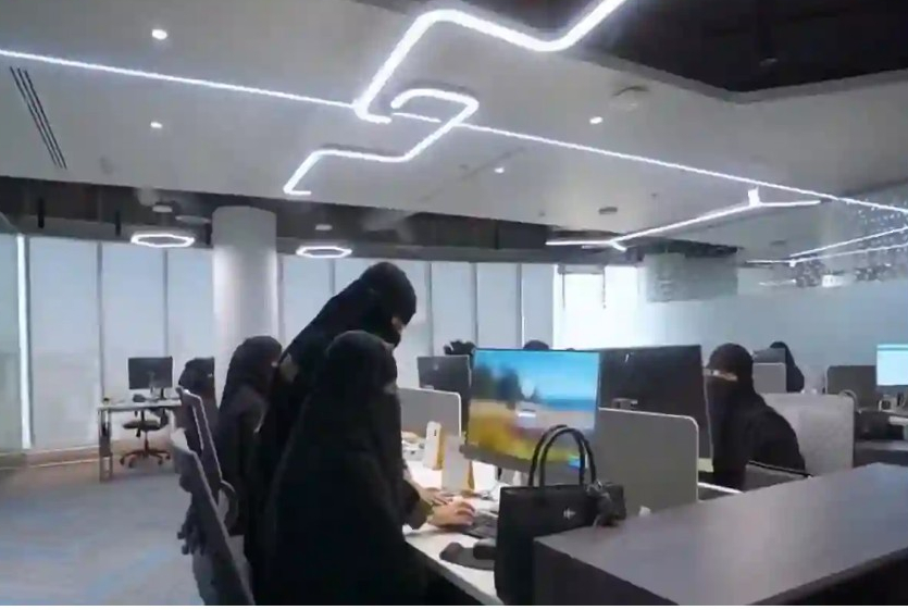 لدعم المرأة العاملة.. السعودية تبدأ صرف منفعة الأمومة بنسبة 100%
