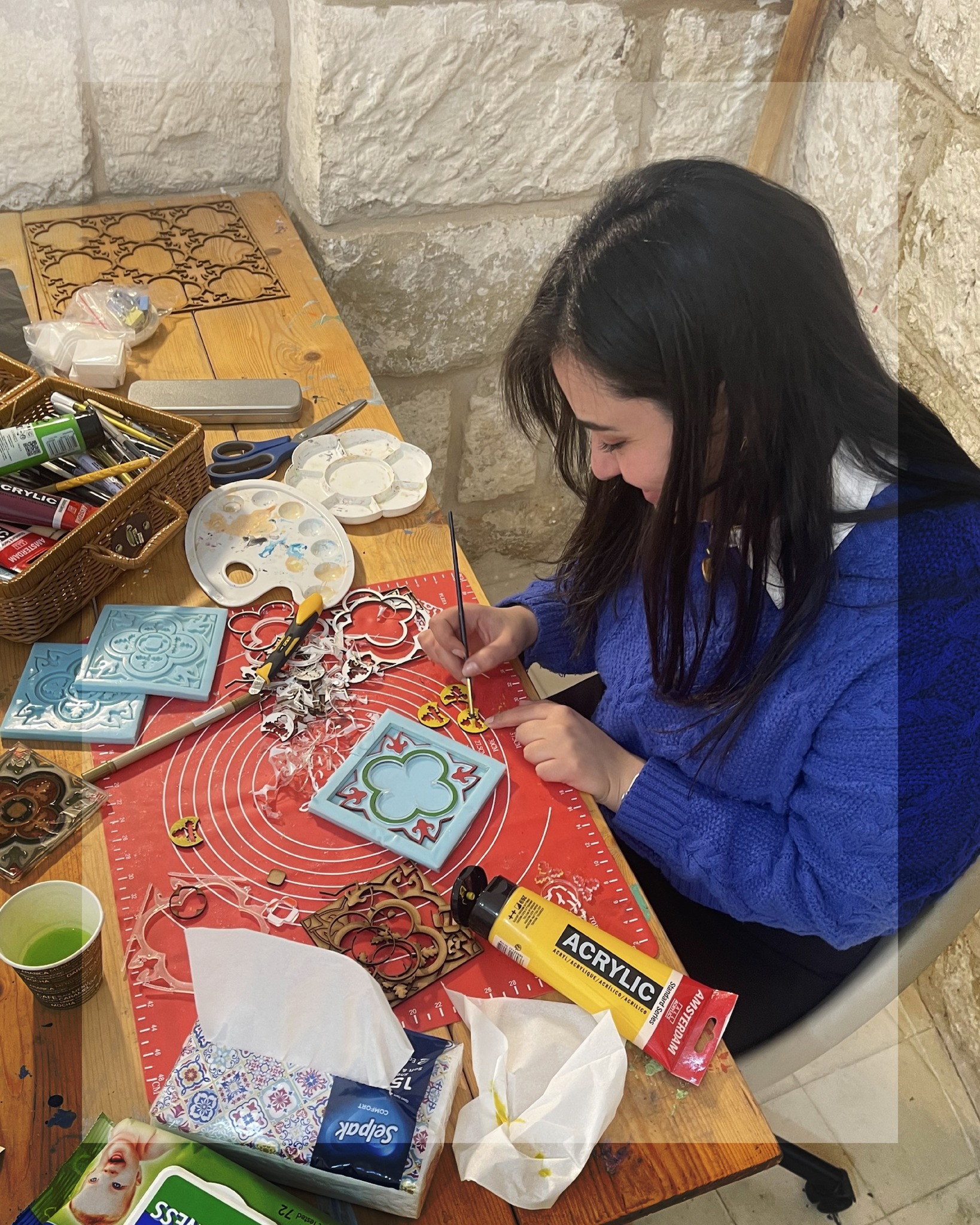 صوت| المهندسة حلا سيف.. تعيد الحياة الى "البلاط التقليدي" الفلسطيني !

