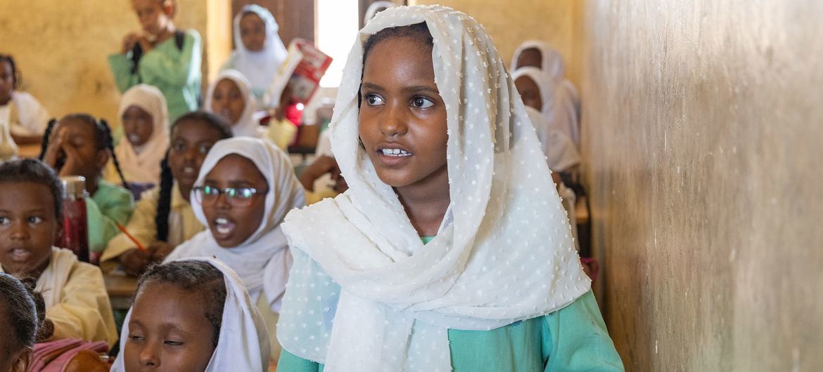 قصة الطفلة وسام - رمز لأمل يتحدى النزوح ويعيد الحياة إلى مدارس السودان
