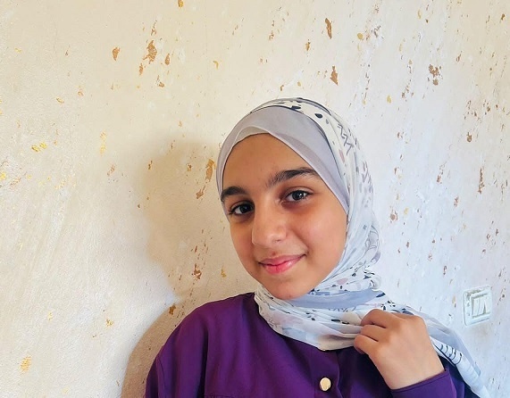 لين فروانة.. معجزة النجاة من تحت الأنقاض وتحدي الألم بالرسم
