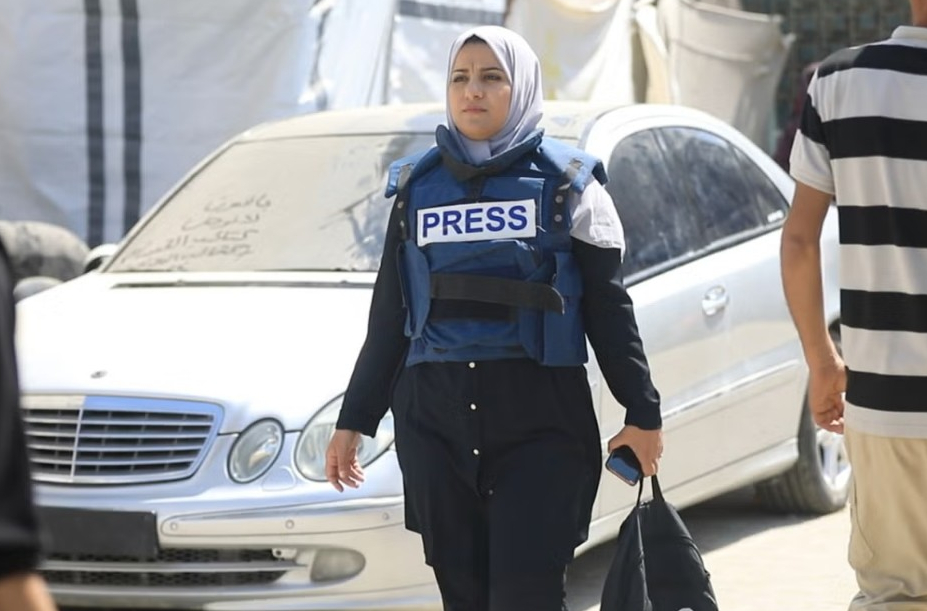 طريق العودة الطويل إلى الوطن: ساعتان مشيًا وساعتان متبقيتان للنازحين العائدين إلى شمال غزة
