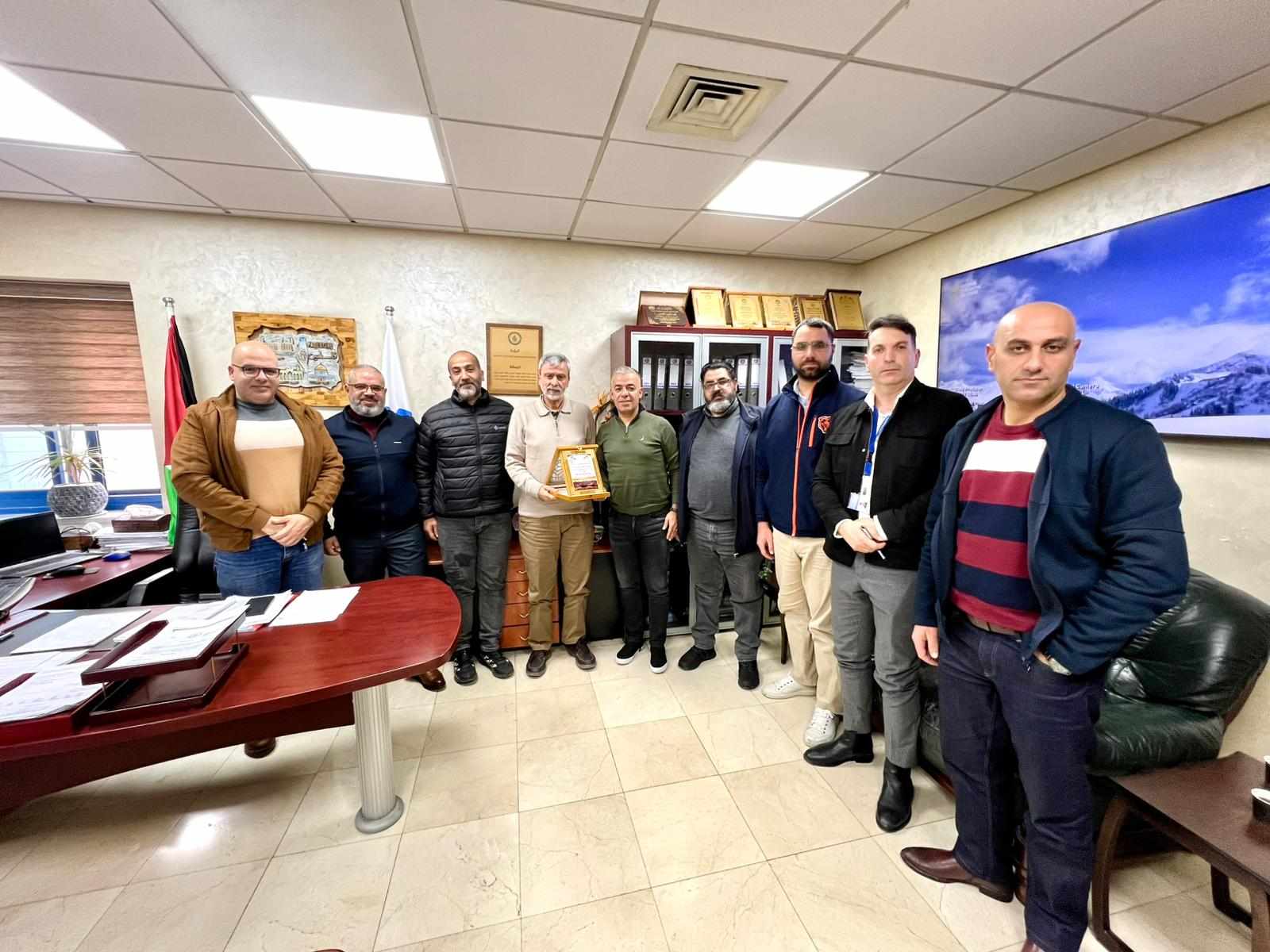 اللجنة الشعبية في مخيّم قلنديا تكرّم المدير العام لمصلحة المياه وكافة الطواقم العاملة فيها لجهودهم المتميزة في التخفيف من حدة أزمة المياه في البلدة

