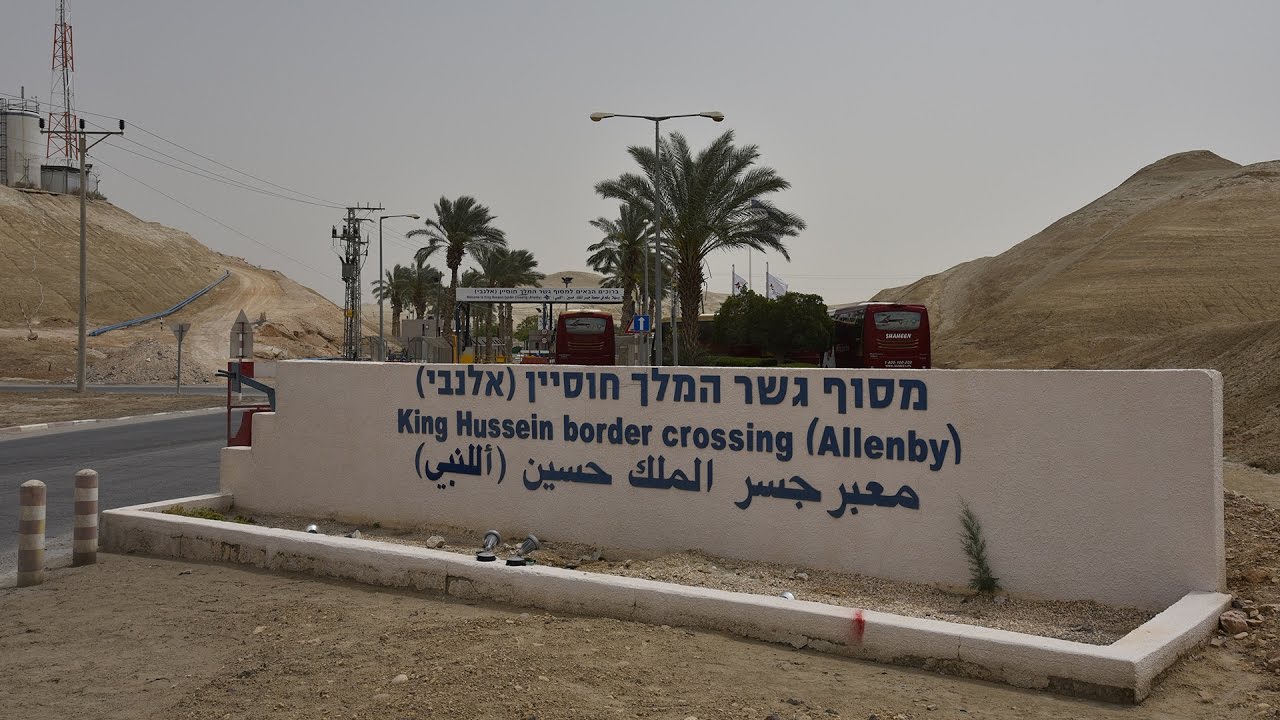 سلطات الاحتلال تنتهك الحق في السفر وتمنع العائلات الفلسطينية من لقاء أبنائها الأسرى المحررين

