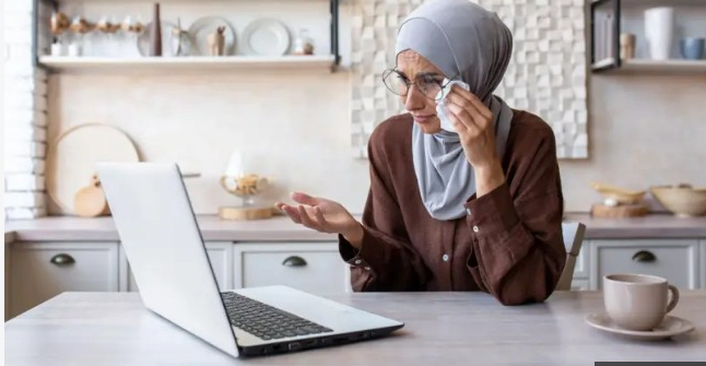 من يساعد النساء العربيات على التصدي للعنف الإلكتروني؟
