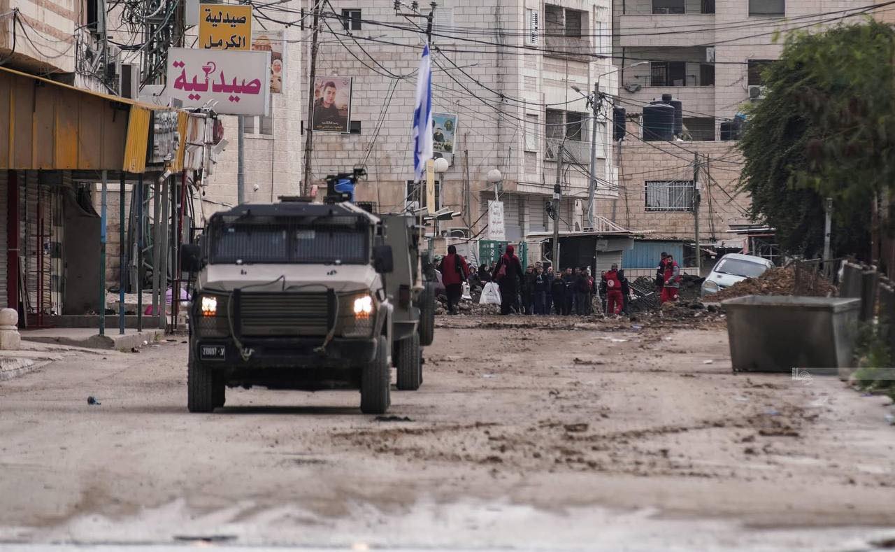 جدار الاحتلال الحديدي يحاصر جنين: دمار واسع ونزوح الآلاف
