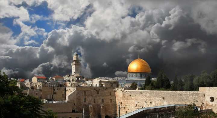 الطقس: أجواء غائمة وفرصة ضعيفة لسقوط زخات من الأمطار


