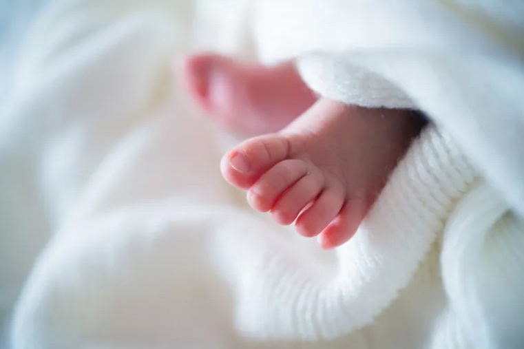 قد تسبب البتر.. ما "عاصبة الشعر" التي تصيب أطراف الرضع؟
