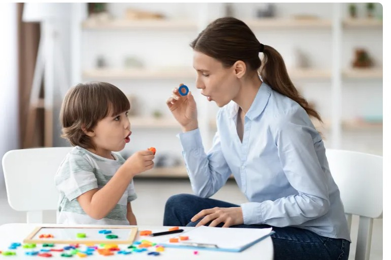ما الفرق بين تأخر النطق ومشكلات اللغة لدى الأطفال؟
