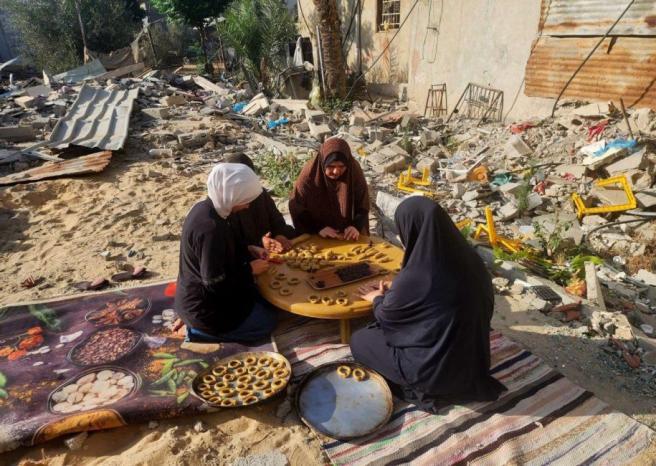 صوت| لا ينتظرون بهجة العيد.. غزة  فقط دمار وغلاء بالأسعار !

