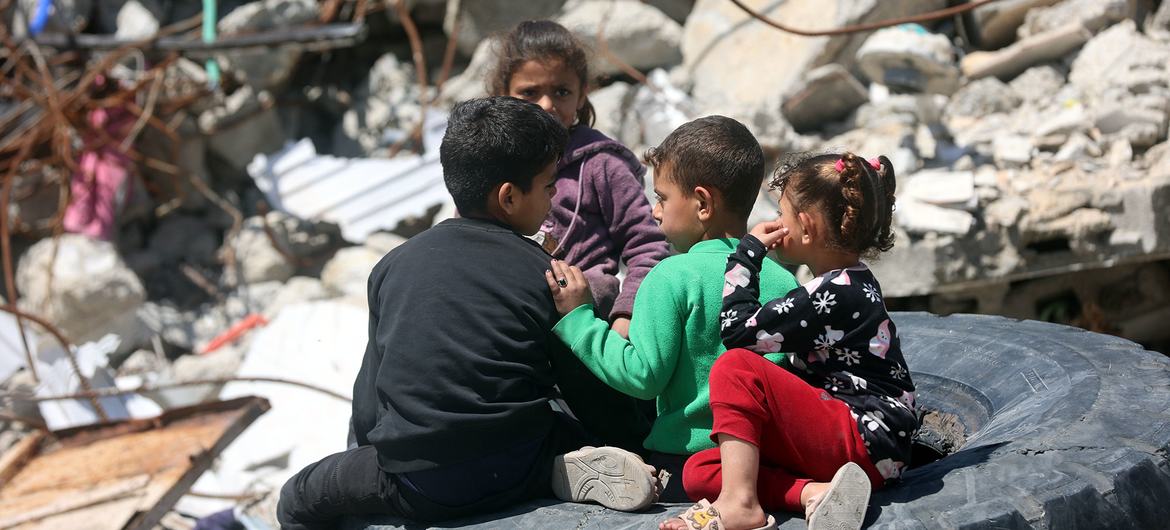 خطر آخر على أطفال غزة: أنقاض منازلهم المدمرة بسبب الحرب
