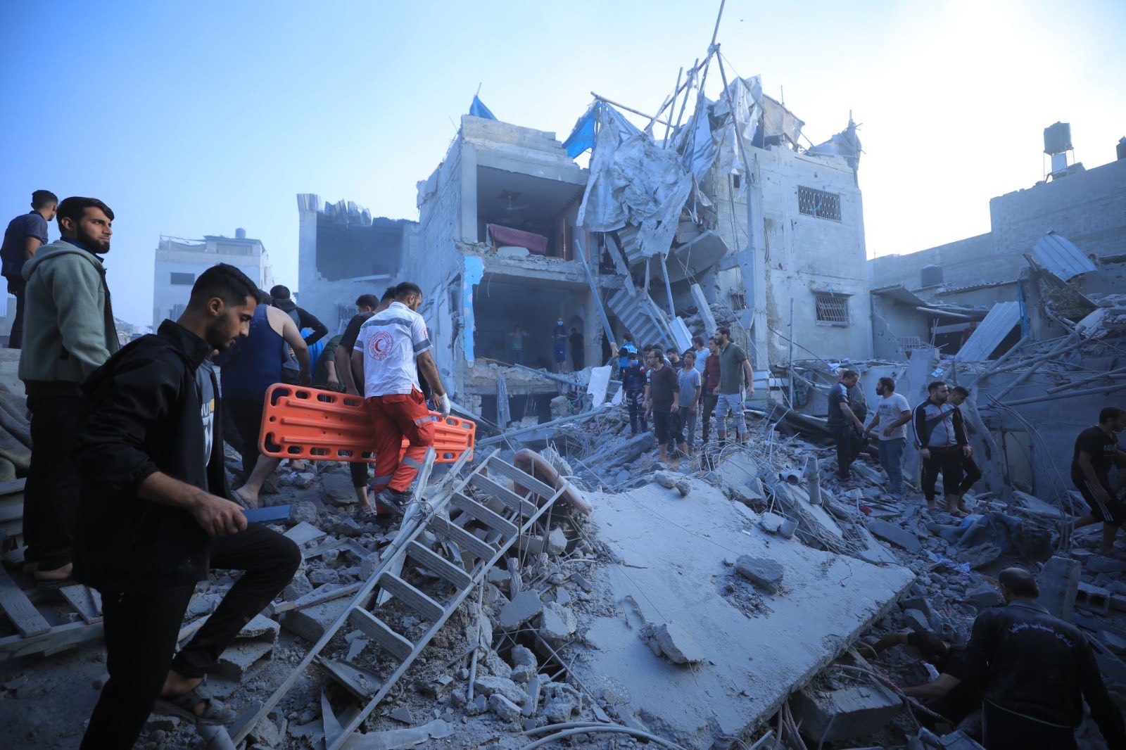 جمعية الهلال الأحمر الفلسطيني: في قلب الأزمات الإنسانية في غزة

