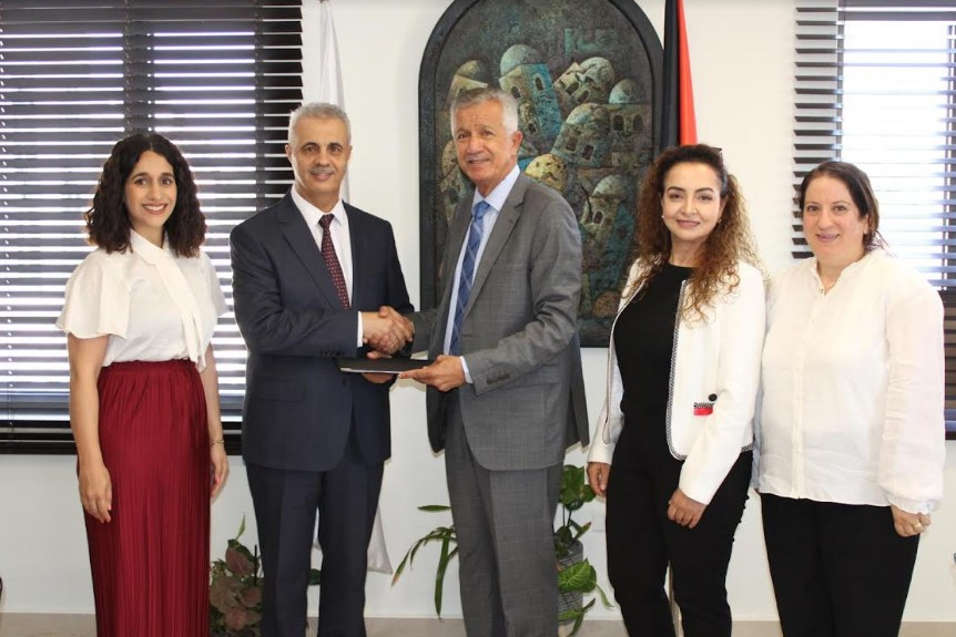 البنك العربي وإنجاز فلسطين يجددان اتفاقية برنامج "تحسين البيئة المدرسية" للعام العاشر على التوالي

