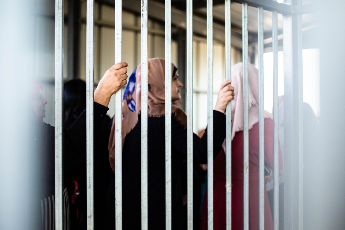 الاحتلال يمدد اعتقال خمس أسيرات
