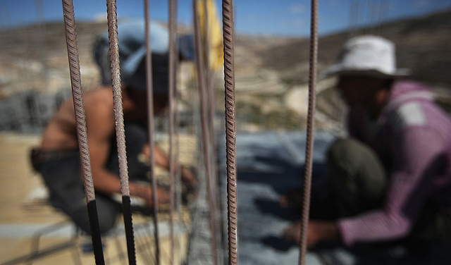 تقرير رسمي.. الحكومة الإسرائيلية لم تنجح في توفير بدائل لقوى العمل الفلسطينية
