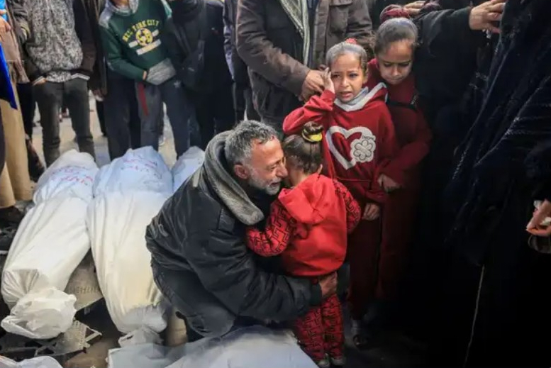 مجازر مستمرة جراء القصف الإسرائيلي على غزة وتباين بشأن صفقة التبادل
