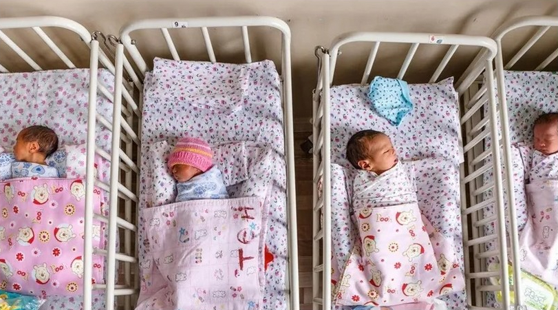 
معدلات الإنجاب العالمية تحت الحد الأدنى.. هل من حلول فعالة؟
