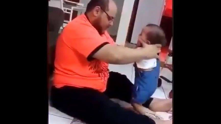الأمن السعودي يلقي القبض على رجل عذب طفلته
