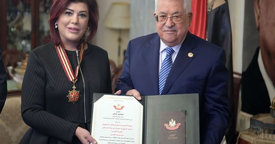 الرئيس يمنح سفيرة العراق لدى فلسطين "نجمة القدس"  
