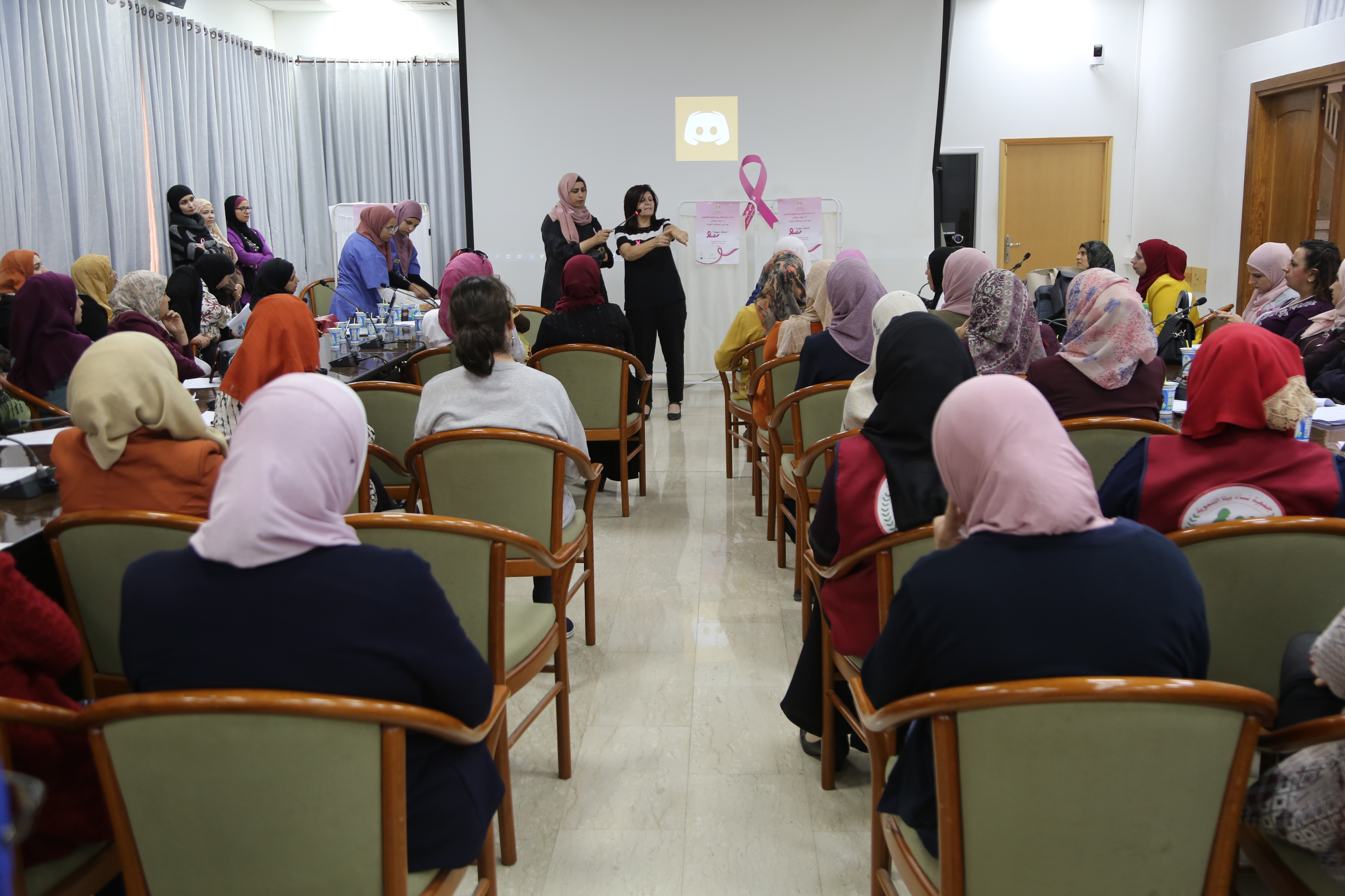 التربية تنفذ يوماً طبياً لموظفاتها حول سرطان الثدي
