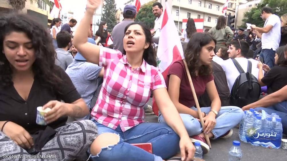 المرأة اللبنانية.. العنوان البارز في ساحات التظاهر
