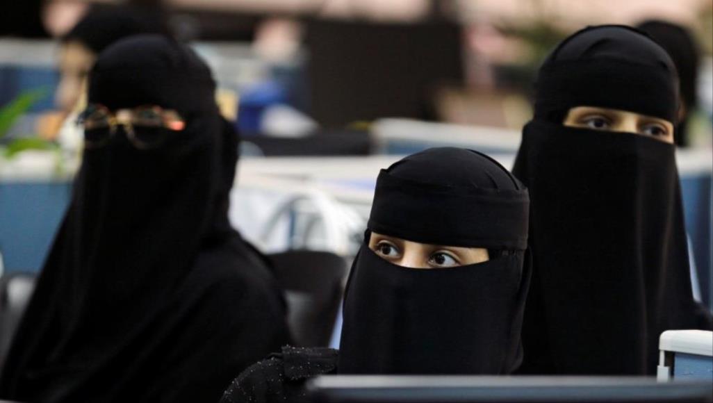 "ممنوع ارتداء النقاب".. السعوديات يعترضن على حظر العباءة في موسم الرياض

