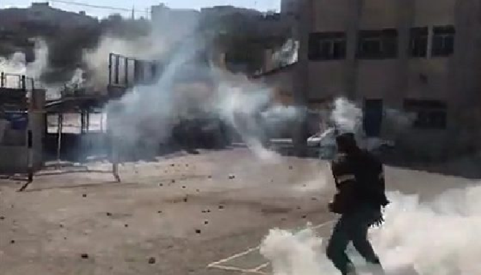 إصابات بالاختناق جراء إطلاق الاحتلال قنابل الغاز في محيط المدارس جنوب الخليل
