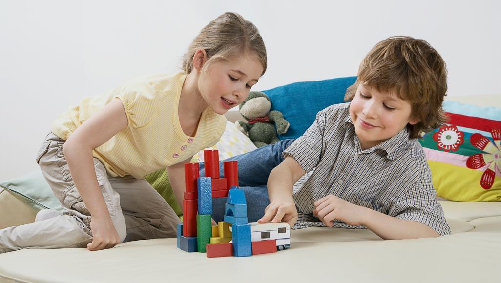 لماذا يحب الأطفال الصغار اللعب بالمكعبات؟
