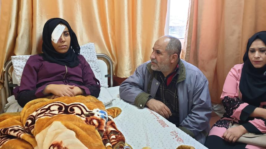 أُصيبت برصاصة قناص في مسيرات العودة.. الفتاة أبو رويضة تحلُم بعودة عينها!
